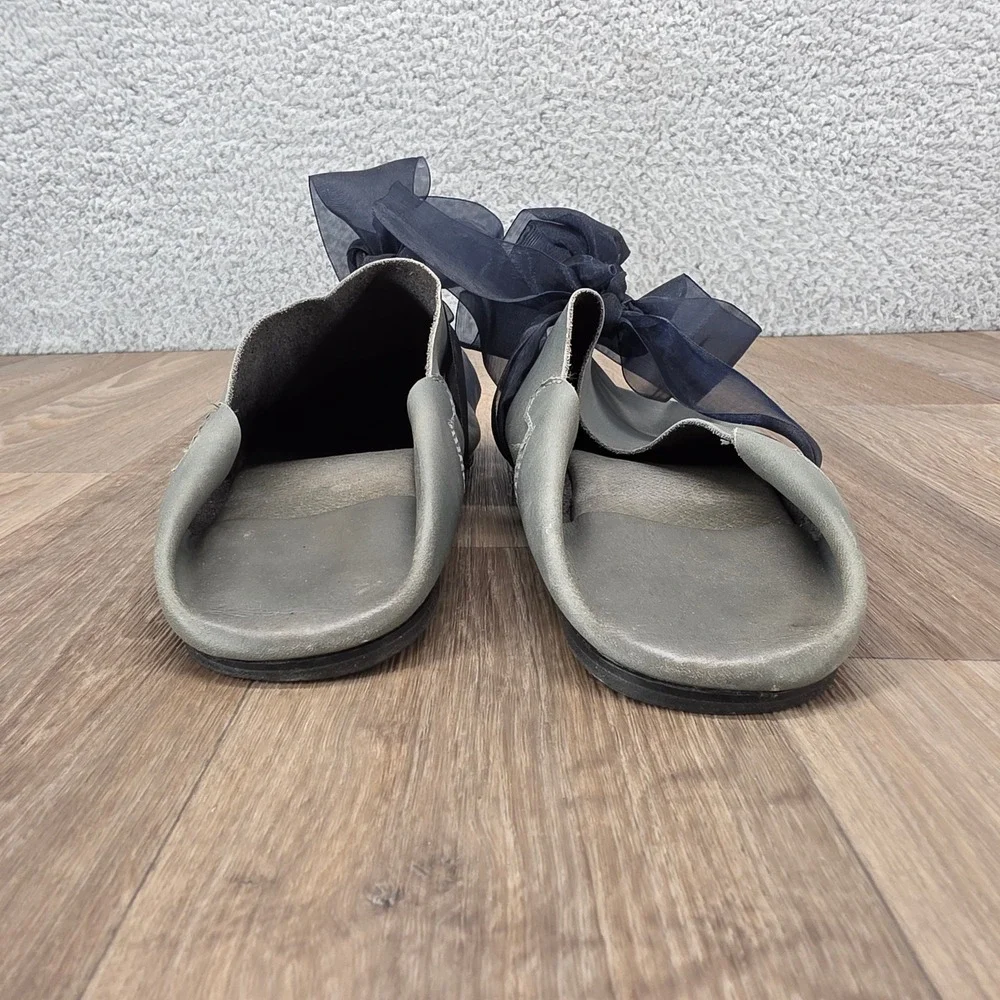 SULU‎ Women's 38 Gray Leather Pointed Toe Flats with Navy Ribbon Slip On Slides